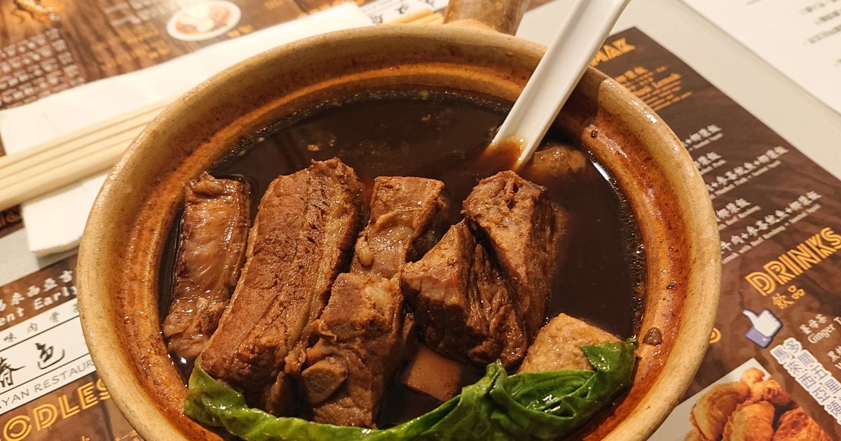 一碗黑汤配油条:马来西亚肉骨茶,早上七点就开吃的硬核早餐