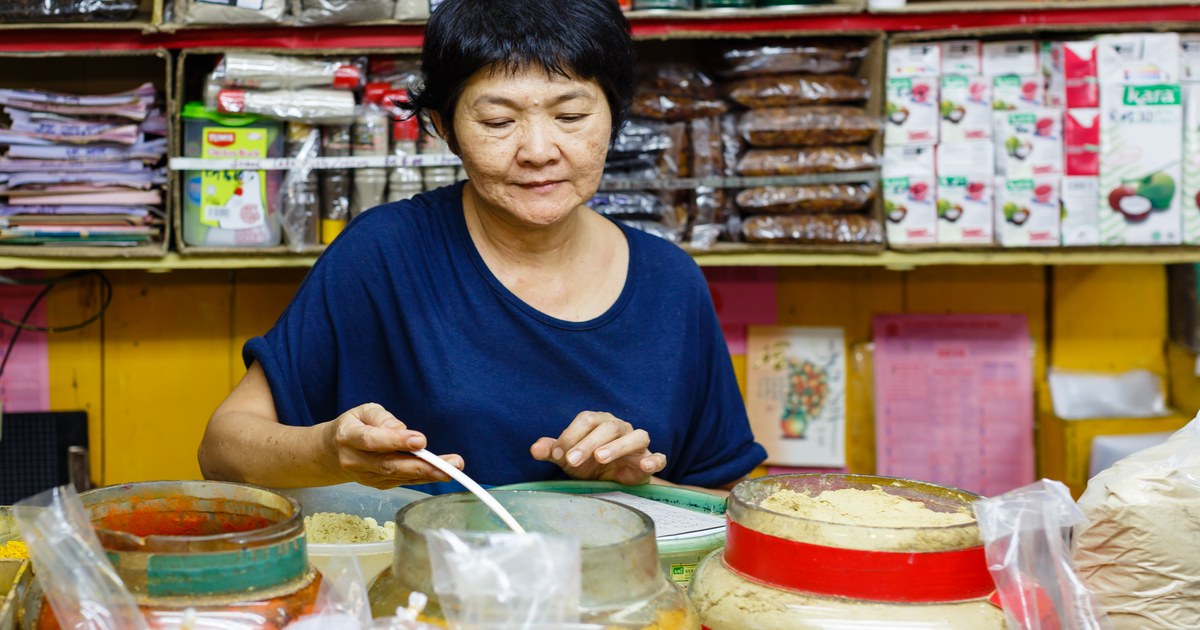 在马来西亚问路,别只盯着人家的手——答案可能来自嘴唇